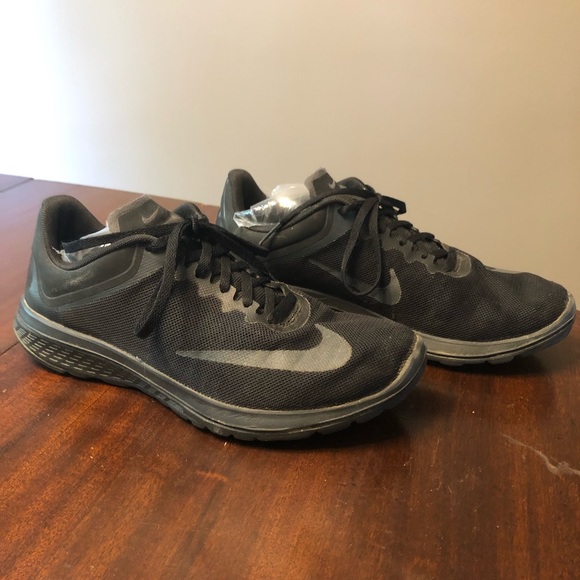 Nike women's FS Lite Run Black Running Shoe Size 9.5 - Picture 1 of 11